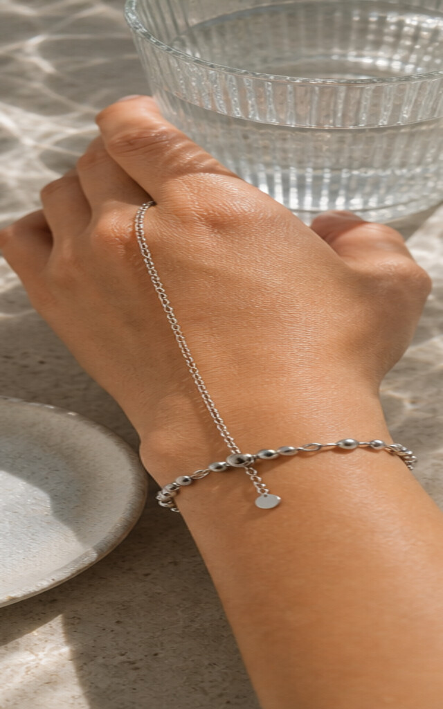 Stainless steel handketting bij water en daglicht