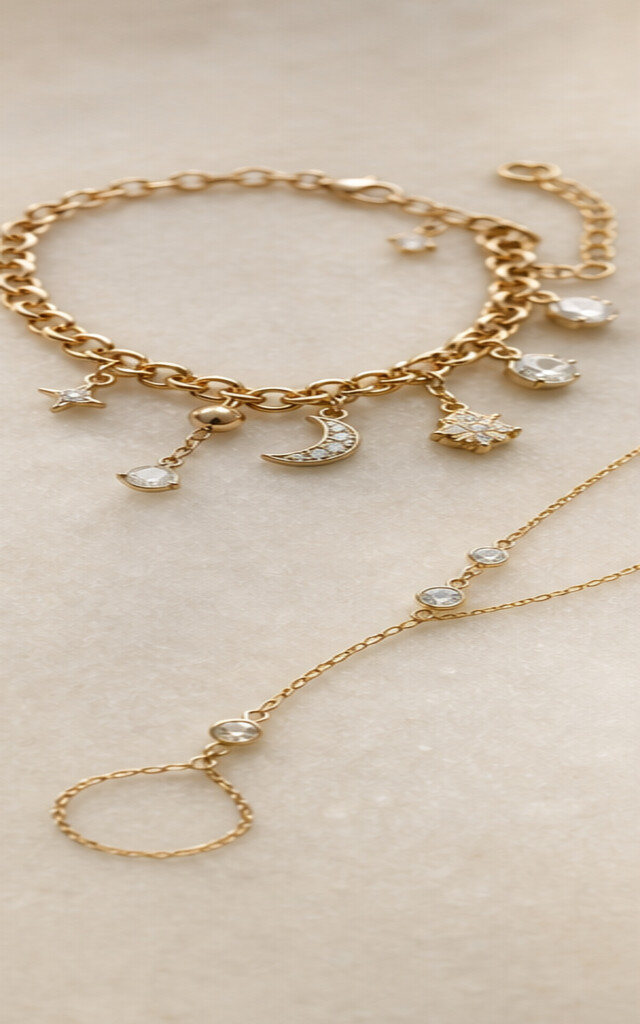 Ringen en armbanden gecombineerd met fijne handketting